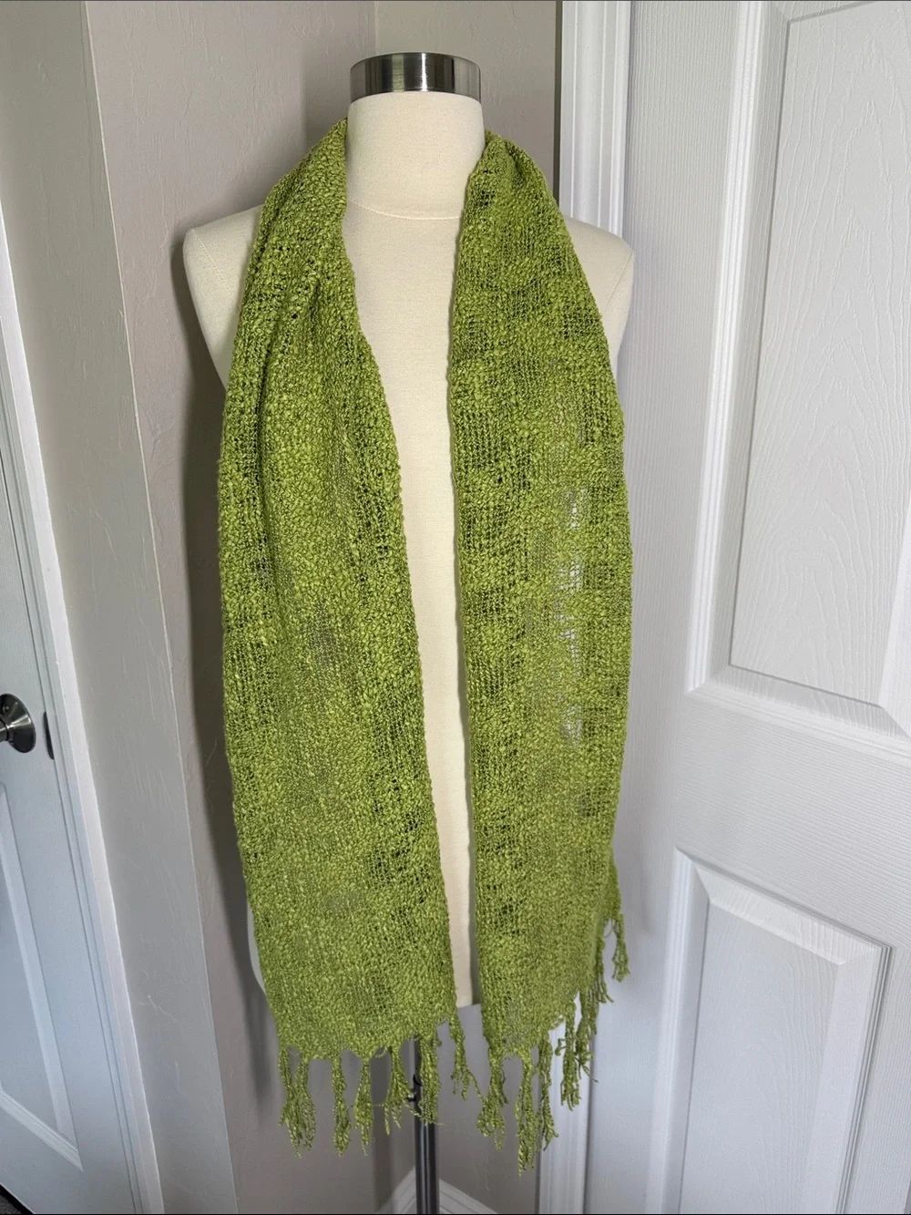 Green woven textured scarf with fringe